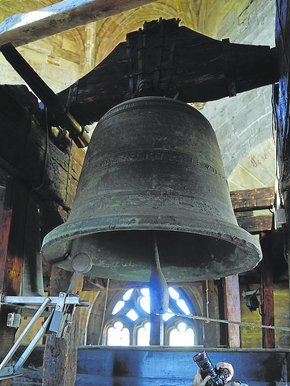 En Oviedo repicaron las campanas de la catedral. efe