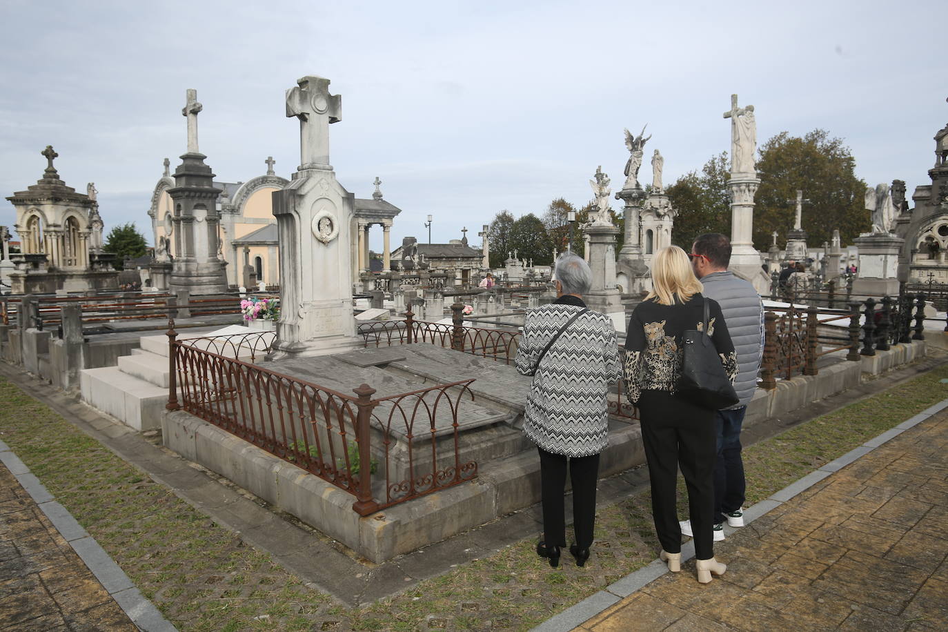 Flores y emoción en los cementerios de Asturias para recordar a los difuntos