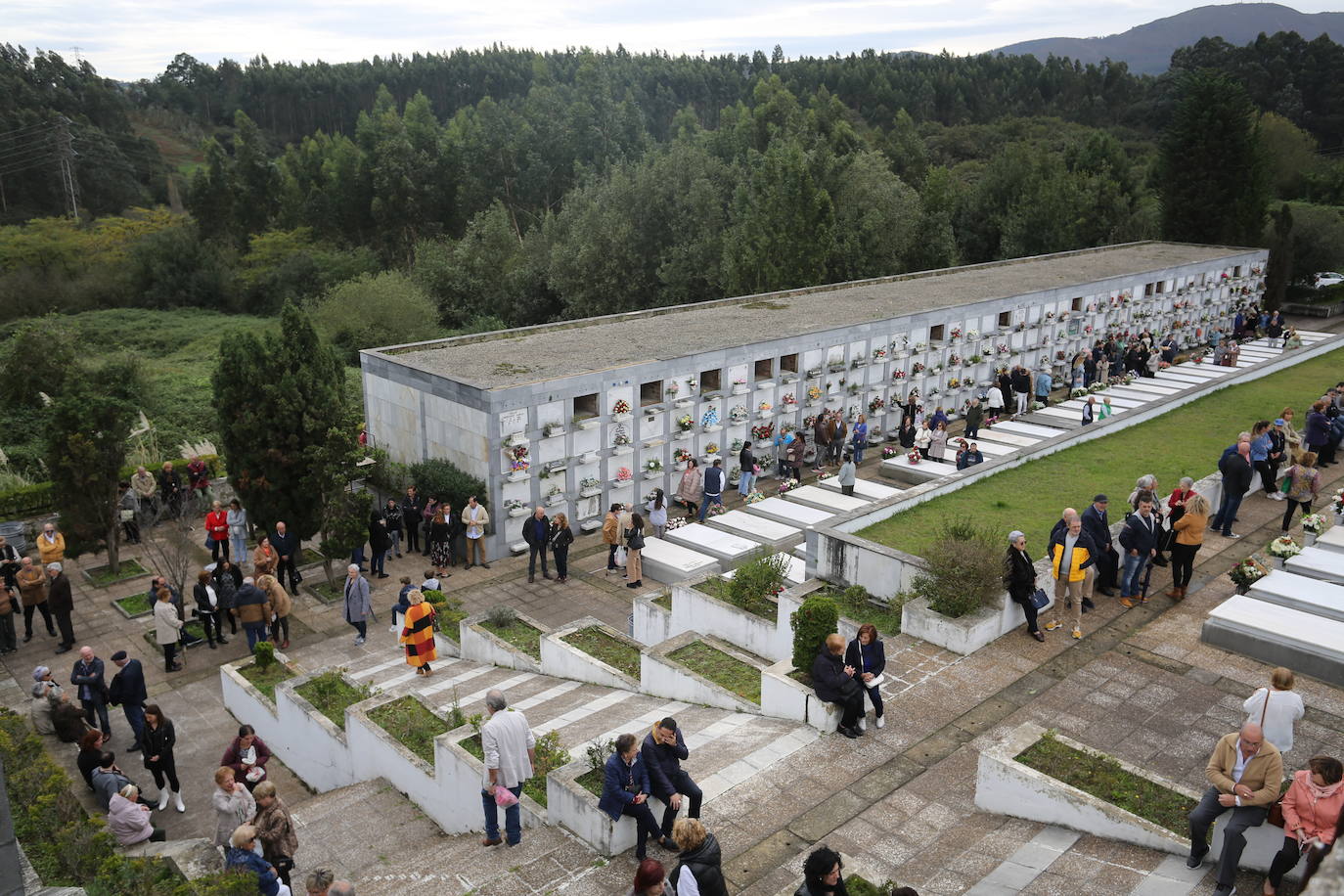 Flores y emoción en los cementerios de Asturias para recordar a los difuntos