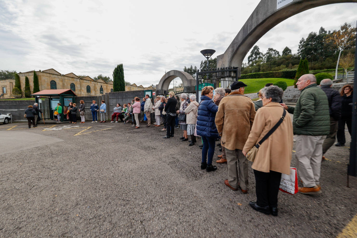 Flores y emoción en los cementerios de Asturias para recordar a los difuntos