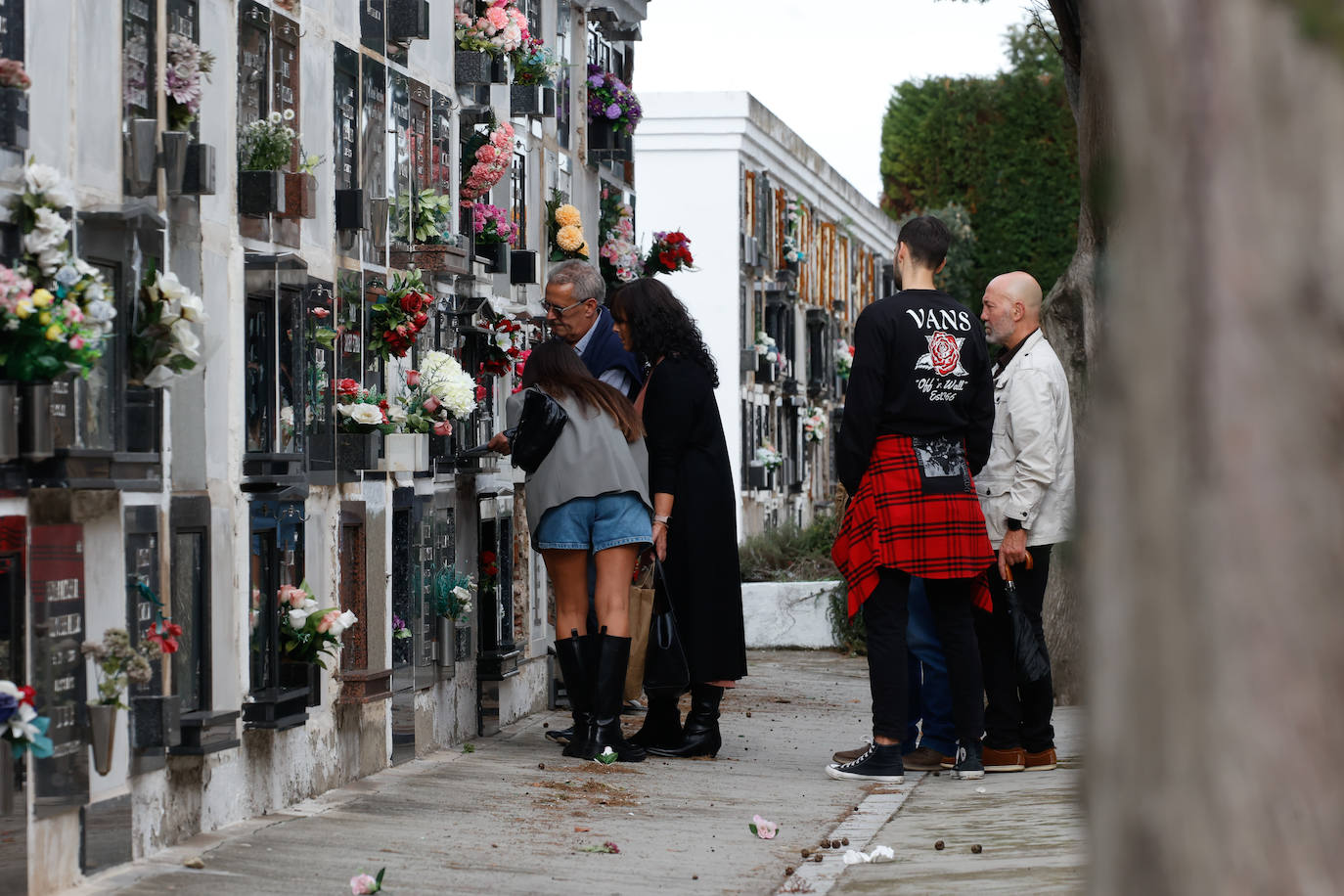 Flores y emoción en los cementerios de Asturias para recordar a los difuntos