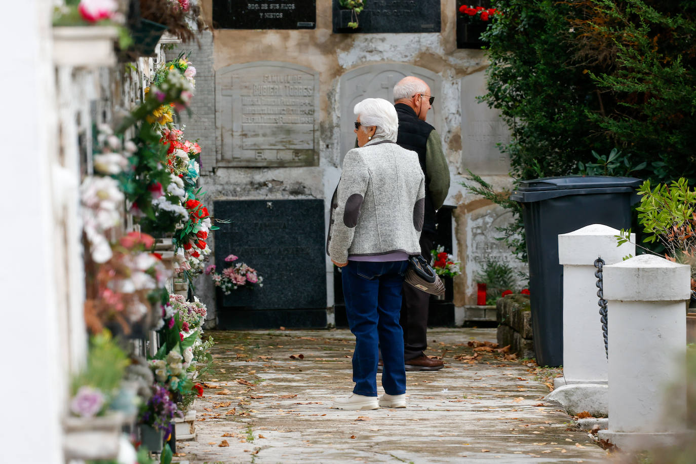 Flores y emoción en los cementerios de Asturias para recordar a los difuntos