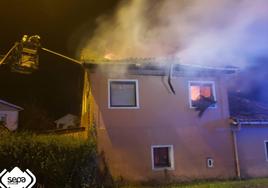 Un incendio calcina una casa de dos pisos en Siero