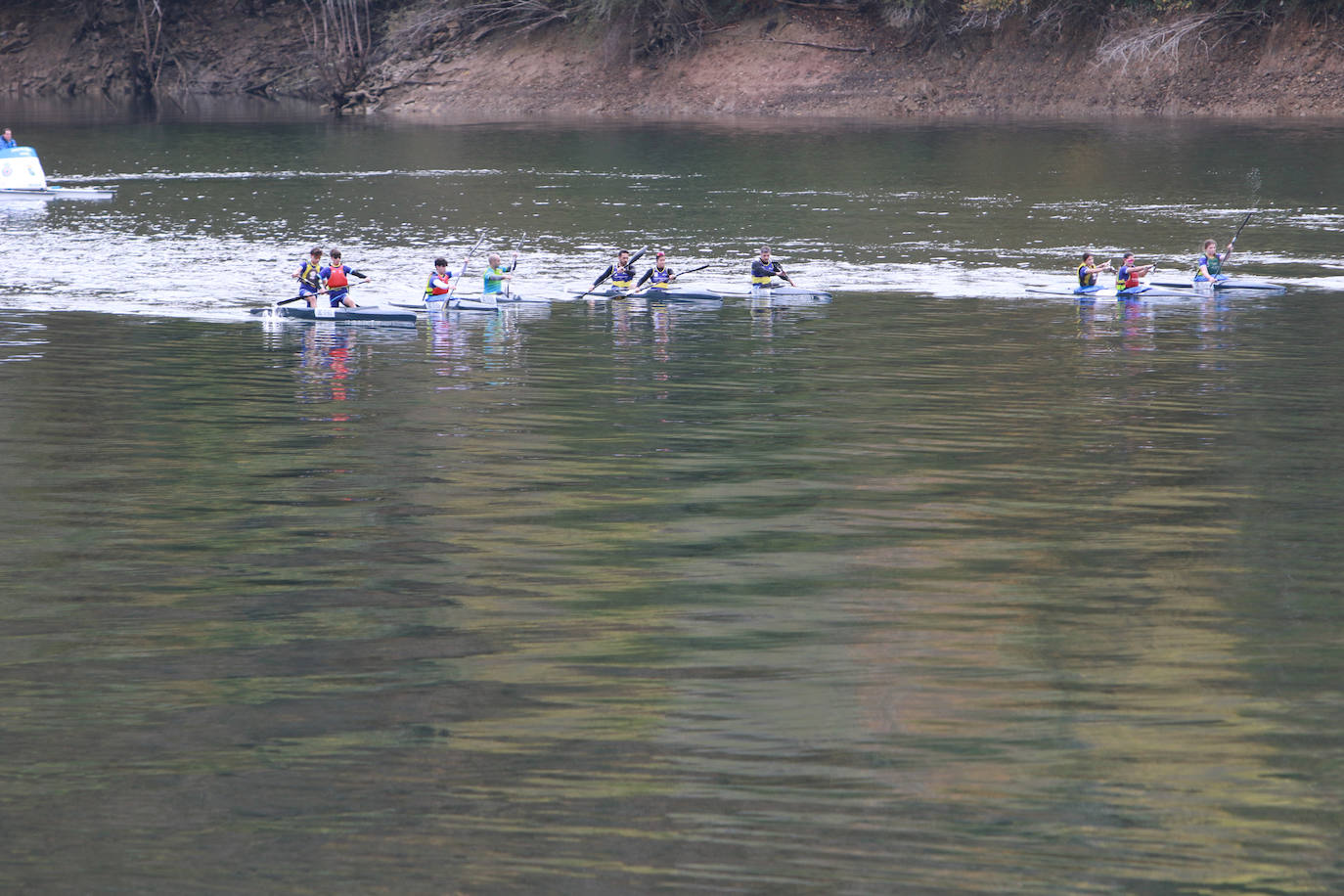 Los primeros piragüistas estrenan las aguas del embalse de Tanes