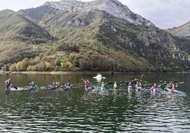 Primera imagen de piraguas navegando por el embalse de Tanes.