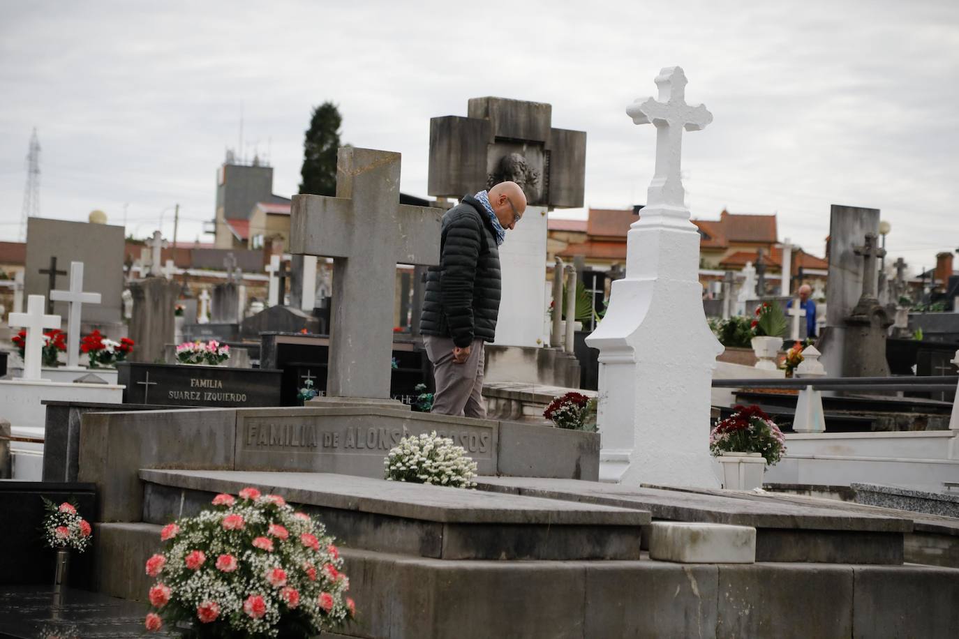 Flores y emoción en los cementerios de Asturias para recordar a los difuntos