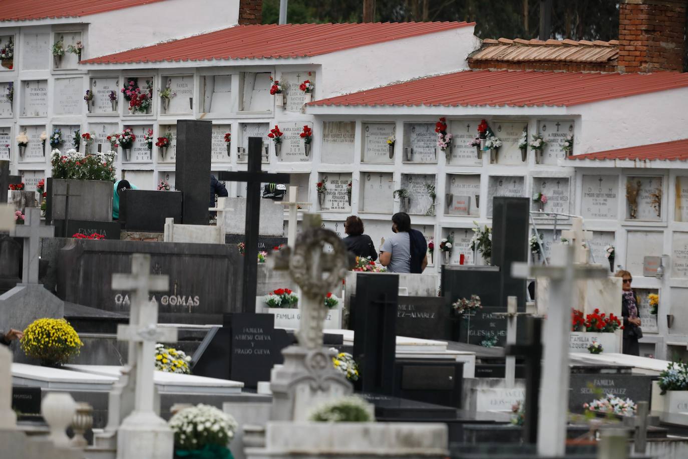 Flores y emoción en los cementerios de Asturias para recordar a los difuntos