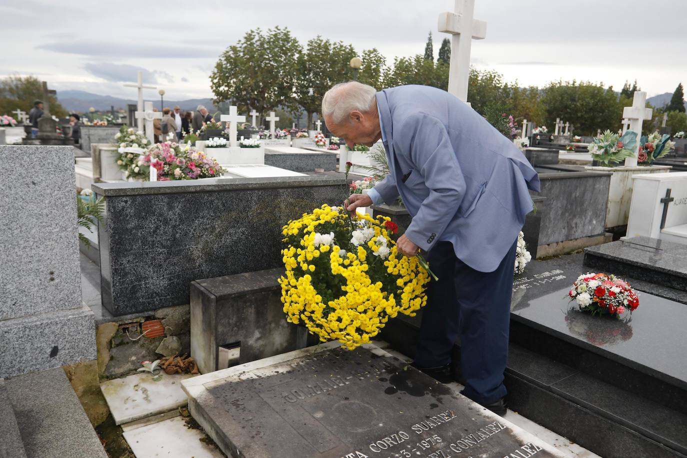 Flores y emoción en los cementerios de Asturias para recordar a los difuntos