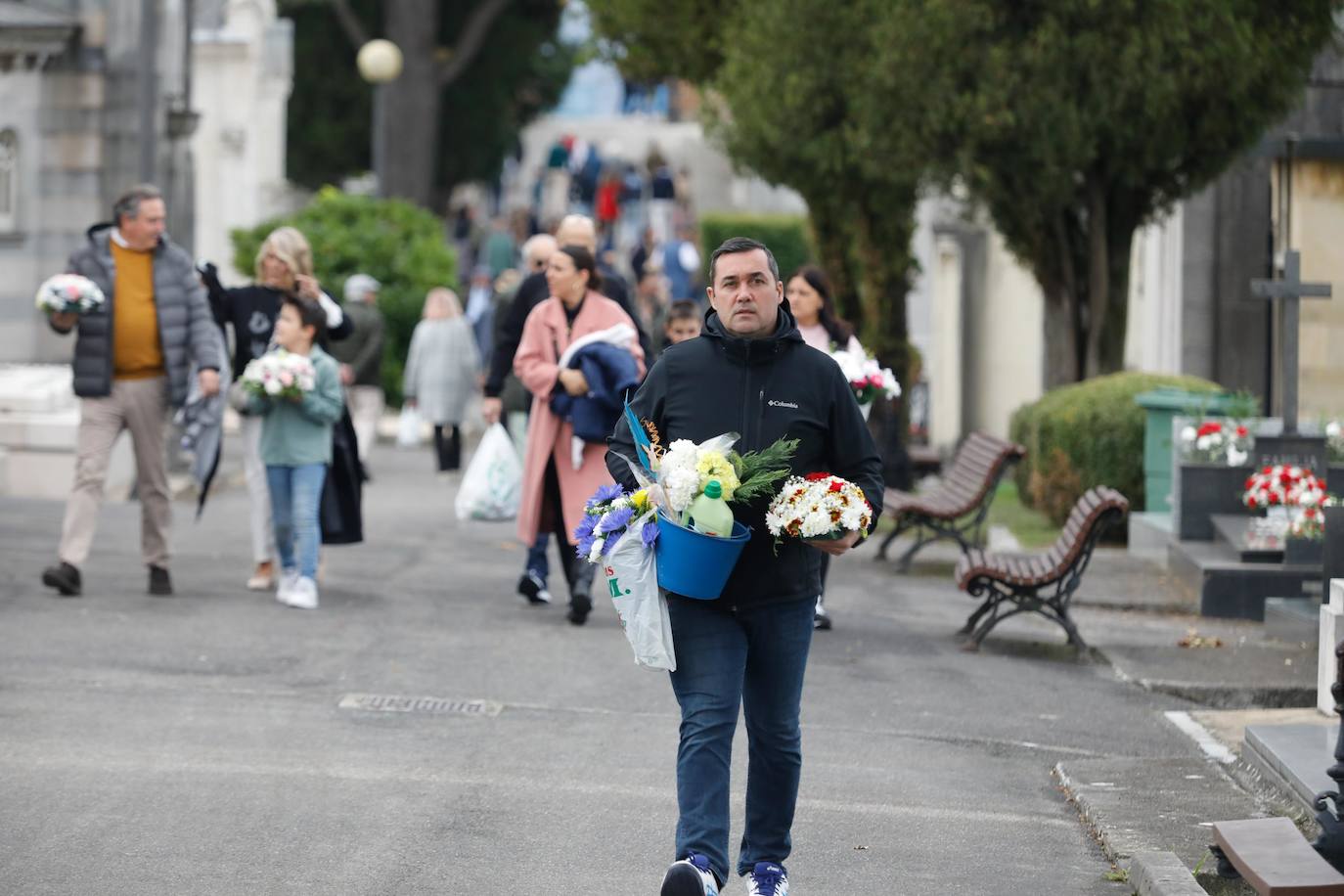 Flores y emoción en los cementerios de Asturias para recordar a los difuntos