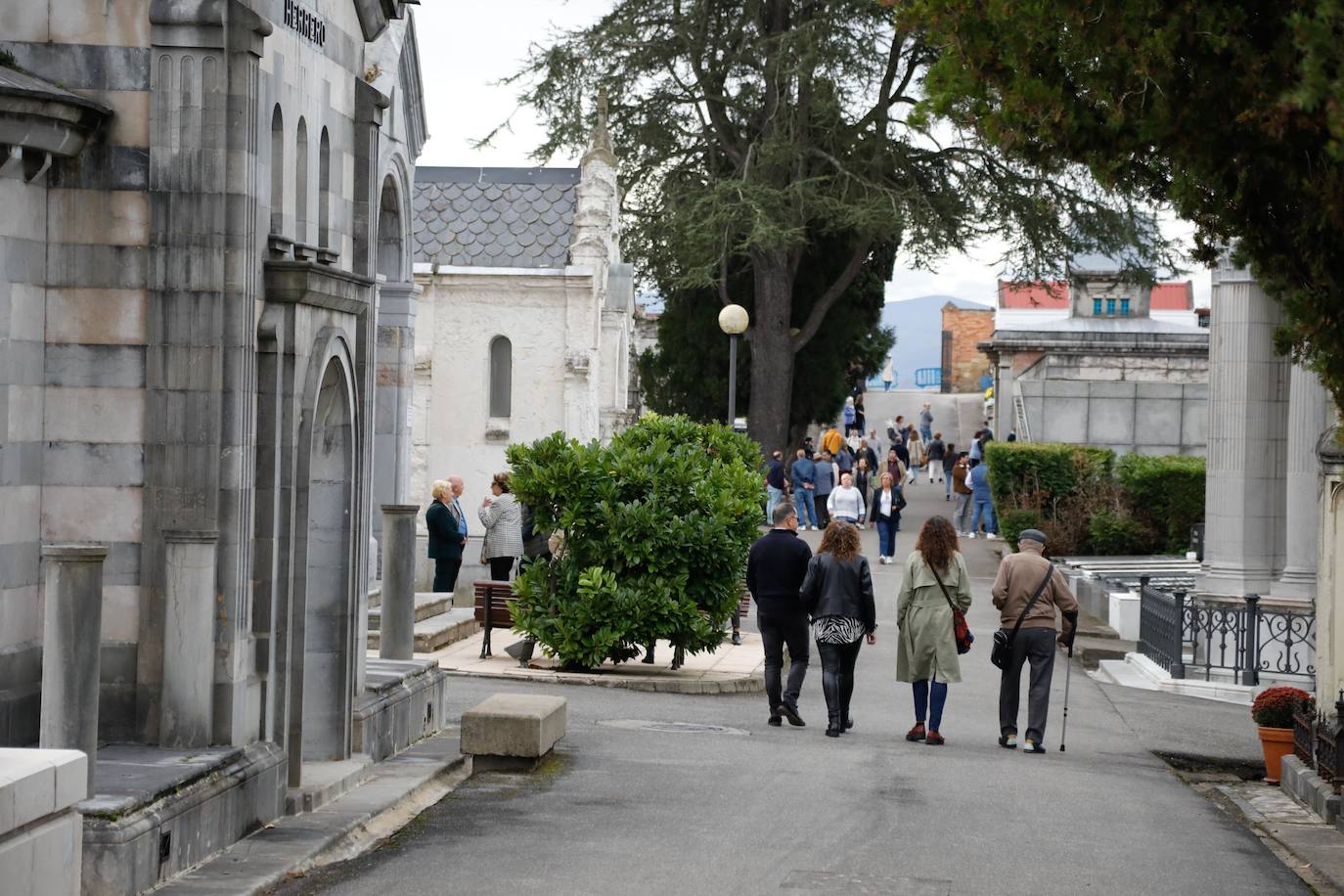 Flores y emoción en los cementerios de Asturias para recordar a los difuntos