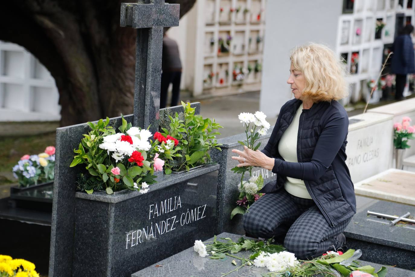 Flores y emoción en los cementerios de Asturias para recordar a los difuntos