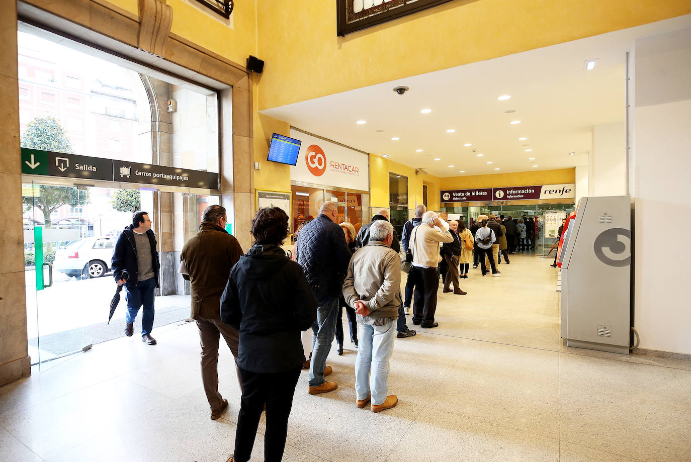 Largas colas y lista de espera en la web para viajar por la variante