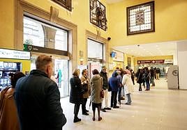 Colas en la estación de tren de Gijón esta mañana.
