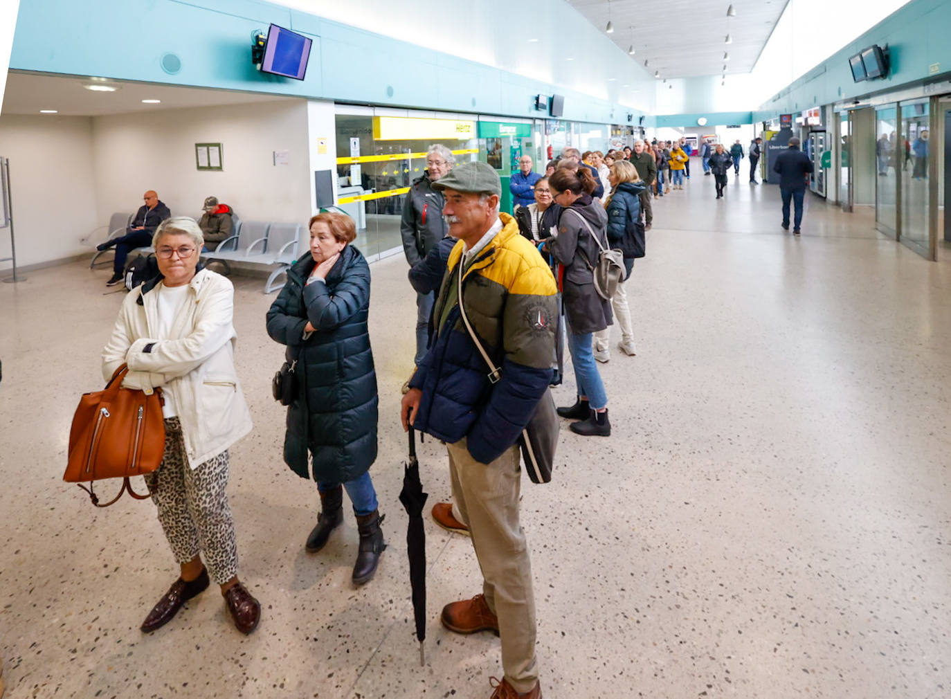 Largas colas y lista de espera en la web para viajar por la variante