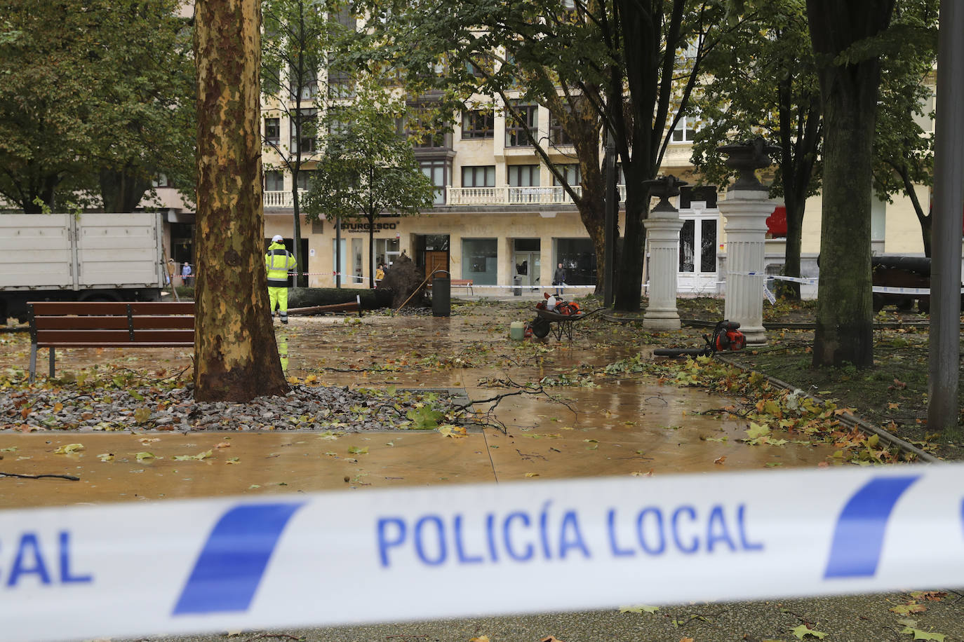 Las fuertes rachas de viento dejan destrozos por toda Asturias: las imágenes del temporal