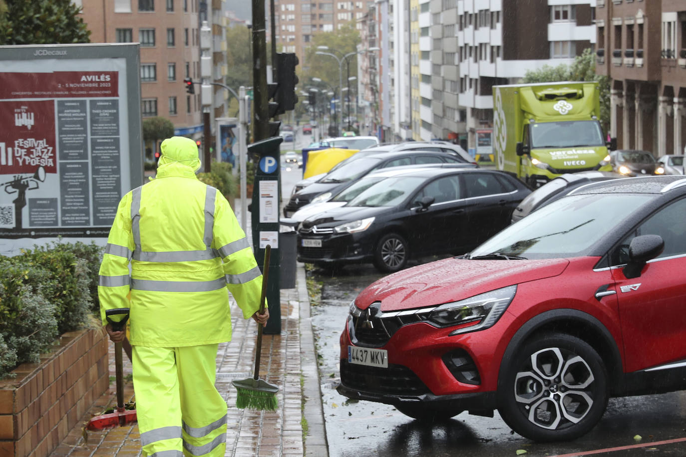 Las fuertes rachas de viento dejan destrozos por toda Asturias: las imágenes del temporal