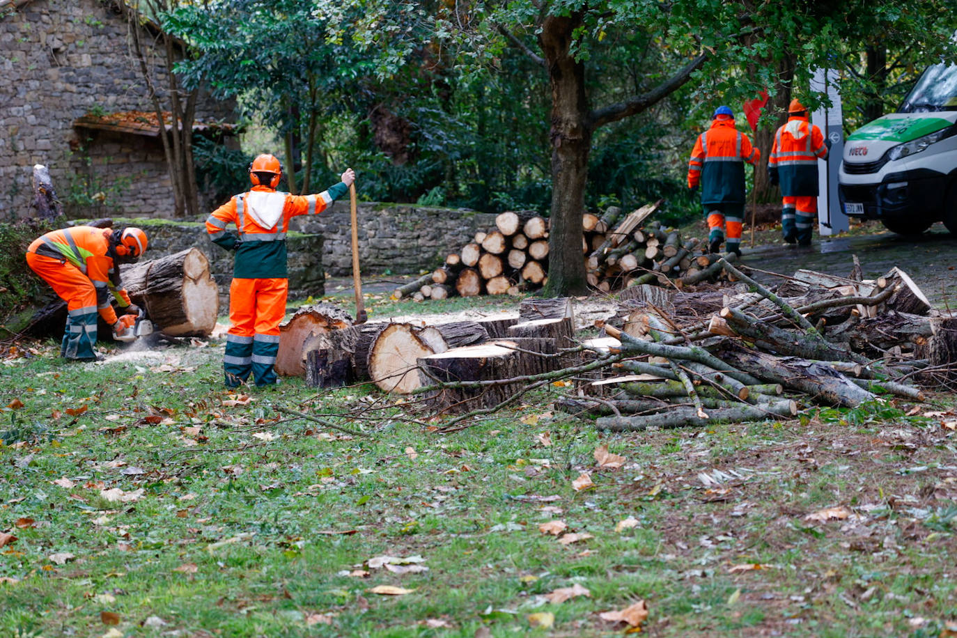 Las fuertes rachas de viento dejan destrozos por toda Asturias: las imágenes del temporal