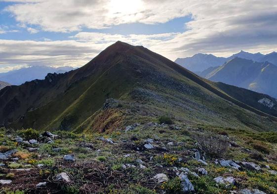 Pico Vízcares, unos pasos antes de coronar su cima recorriendo la crestería de la sierra en que se asienta