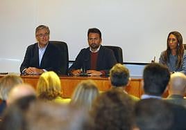 Pablo González, Álvaro Queipo y Ángela Pumariega, este jueves, en un acto en Gijón