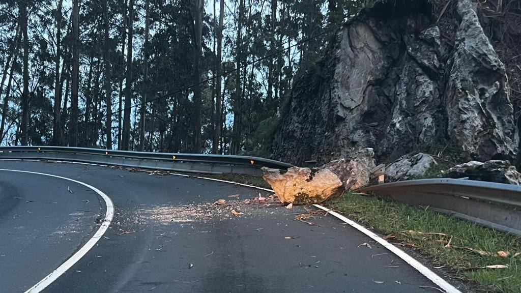 Las fuertes rachas de viento dejan destrozos por toda Asturias: las imágenes del temporal