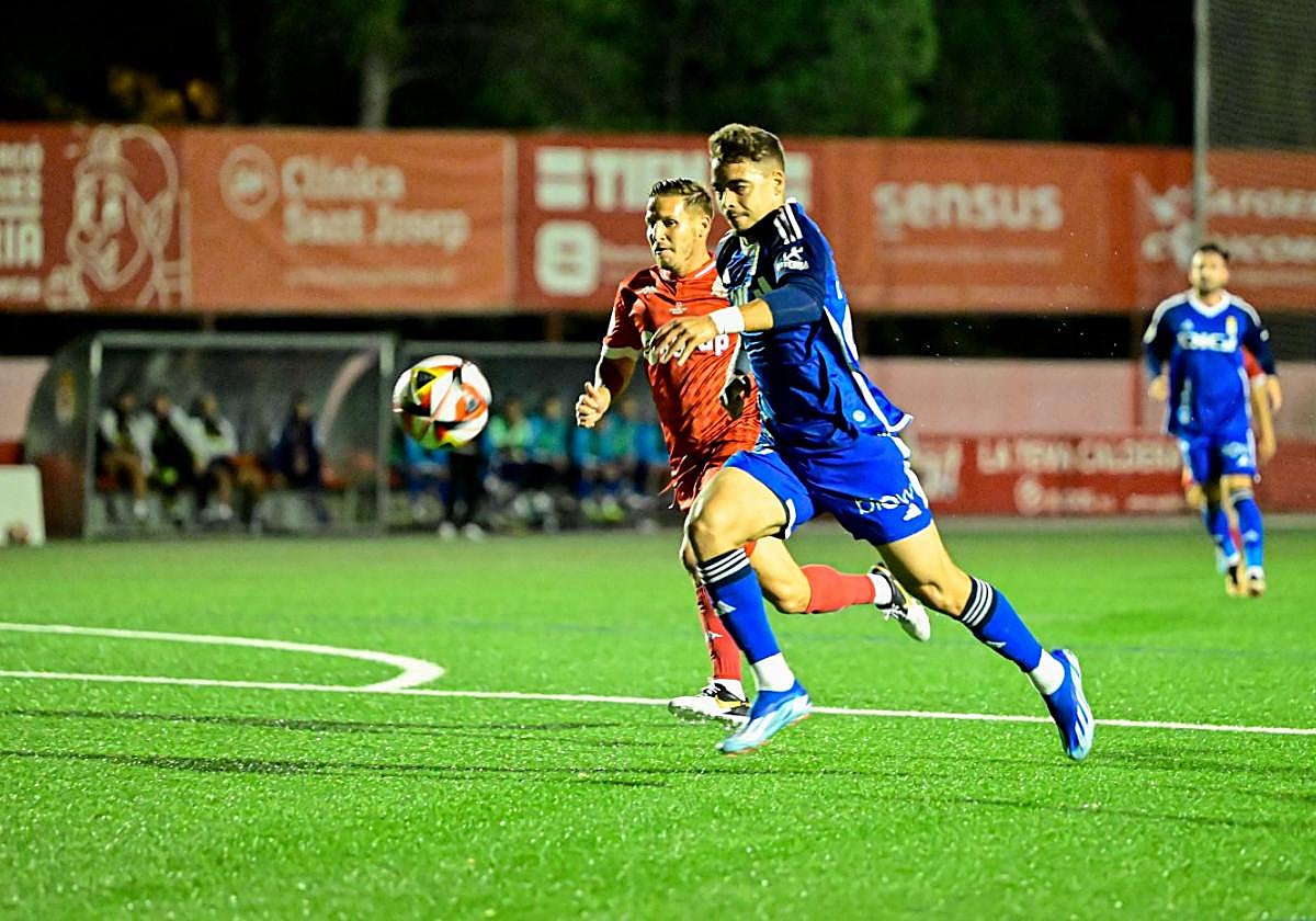 Masca intenta llevarse un balón ante un defensa del Manresa, en el partido del miércoles.