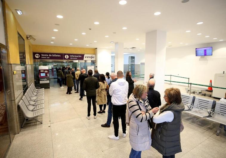 Colas para hacerse con un billete en la estación de Oviedo. En el vídeo: Cola en Gijón para conseguir billetes para viajar por la variante