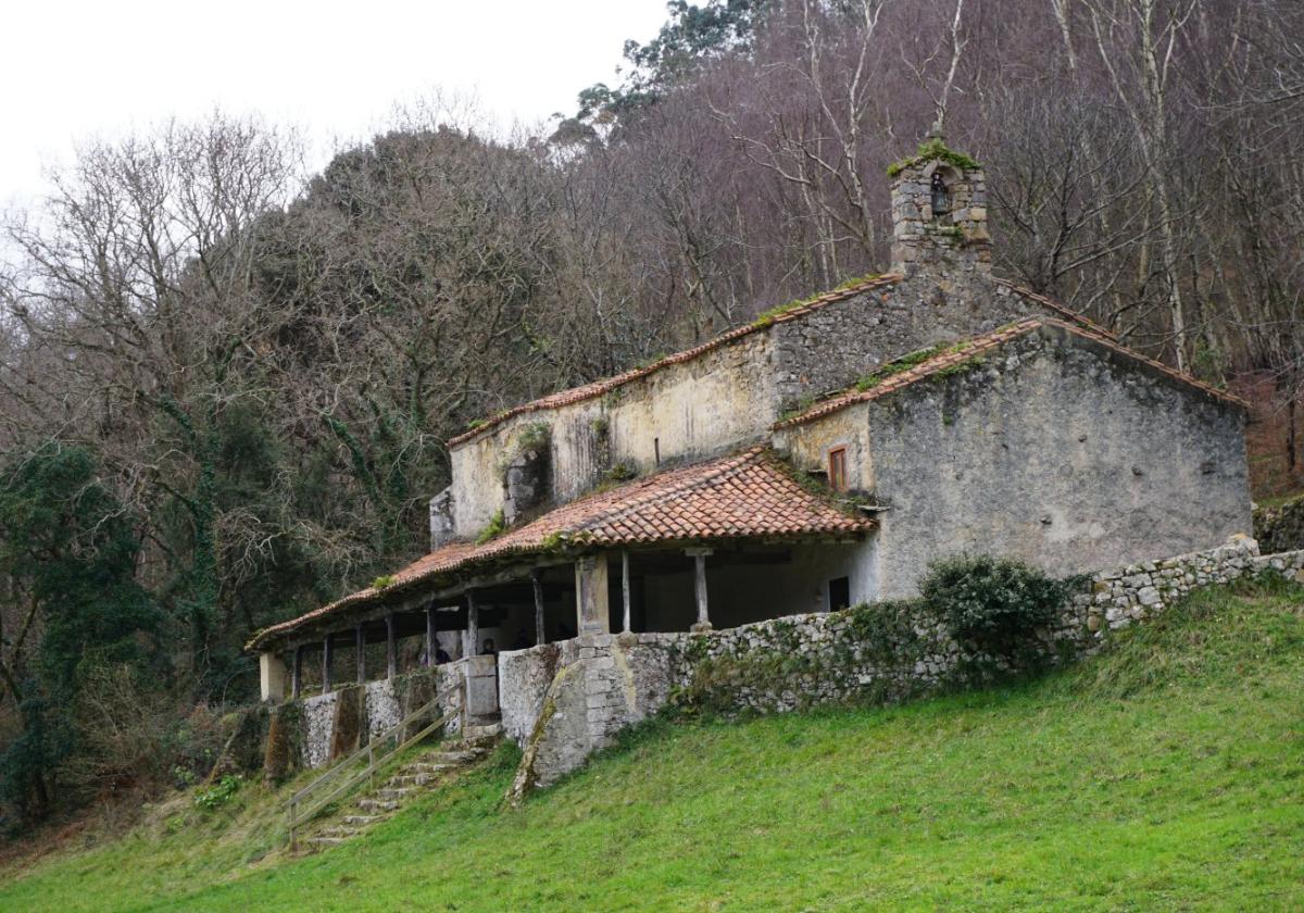 La iglesia de San Emeterio, en Pimiango, será objeto de una rehabilitación integral el próximo año.