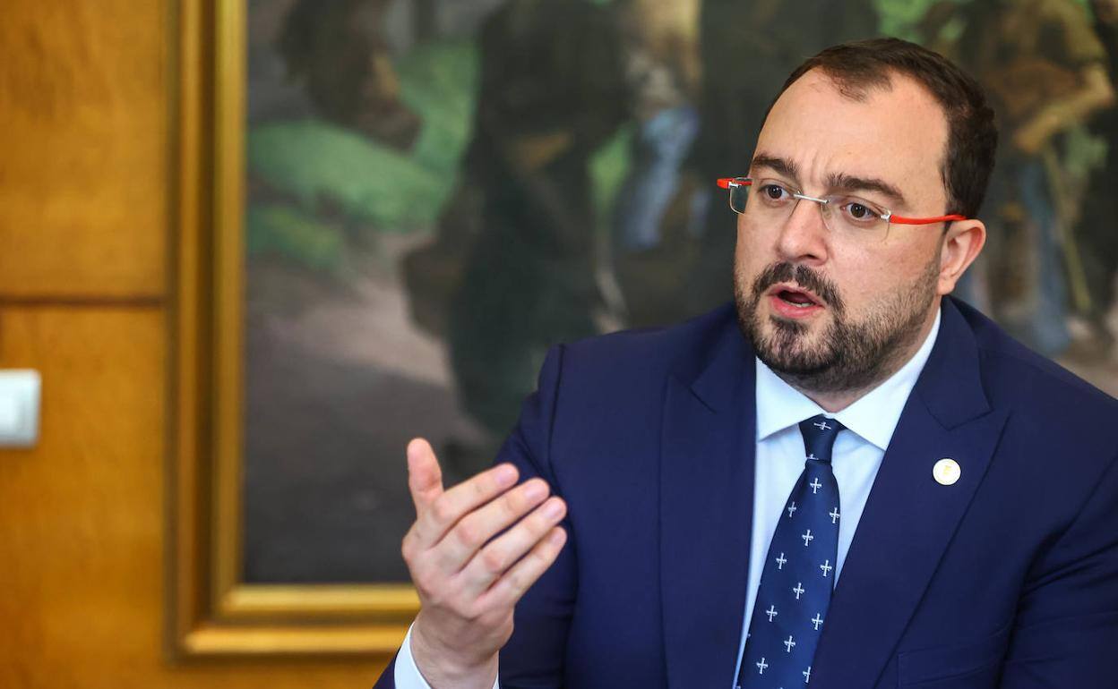 Barbón exige a Sánchez el mismo trato que tendrá Cataluña por la investidura