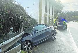 El coche se salió de la carretera e impactó contra el guardarraíl.