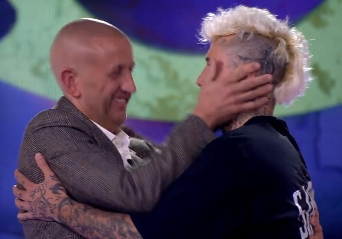 Los dos concursantes se abrazaron en el plató de 'GH VIP' tras la expulsión disciplinaria.