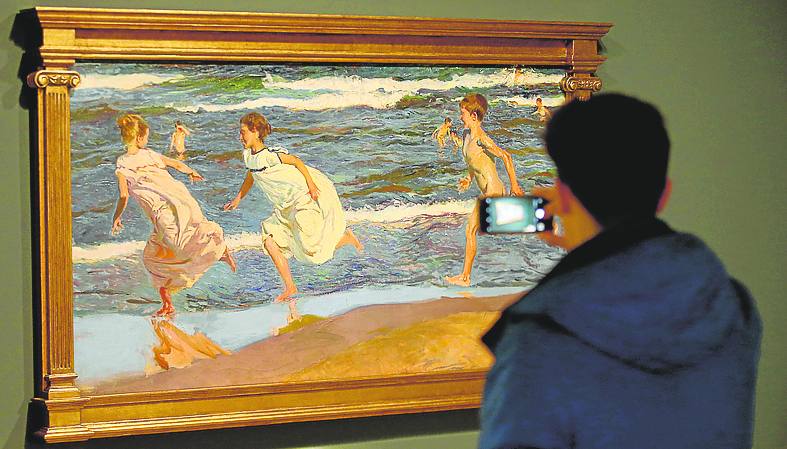 'Corriendo por la playa' recupera su marco original gracias a una copia.