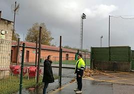 Iván Fernández y Jorge Suárez visitaron ayer el campo de La Marzaniella para visualizar el proyecto de reforma .