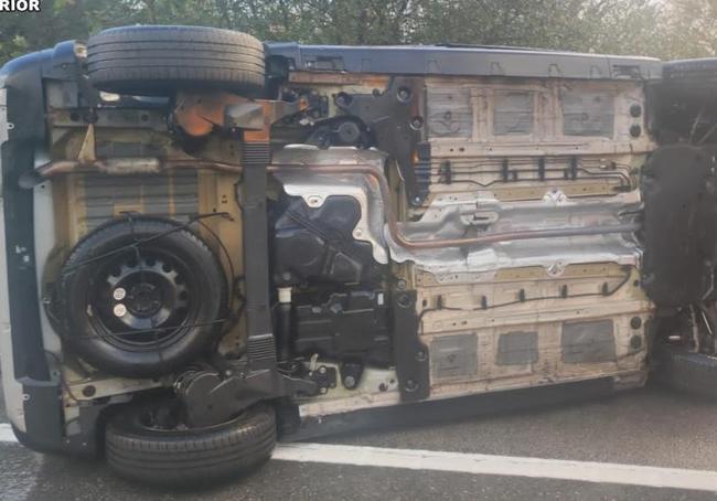 Estado del vehículo tras volcar y colisionar en la autovía.