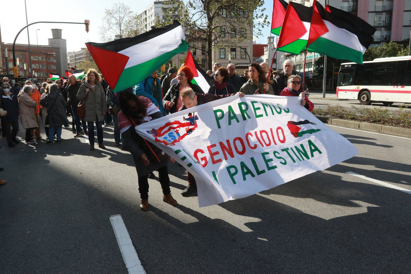 Multitudinaria manifestación a favor de Palestina en Gijón