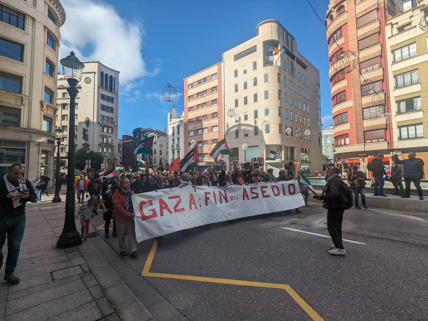 Multitudinaria manifestación a favor de Palestina en Gijón