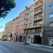 Las fuertes rachas de viento en Oviedo provocan la caída de una terraza de un sexto piso a la acera