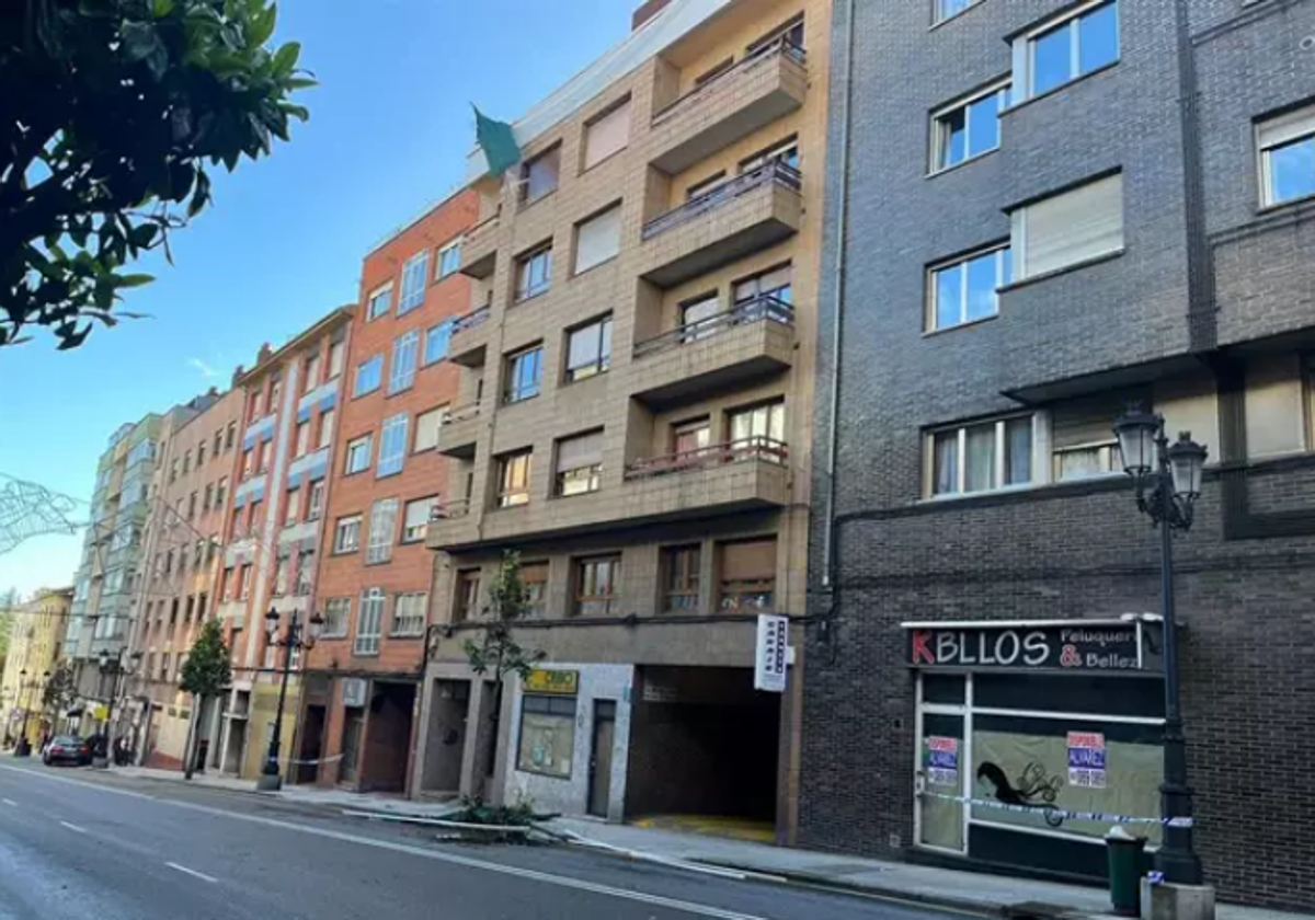 Acera afectada por la caída de una terraza en la calle Fuertes Acevedo de Oviedo.