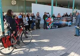Sixto Armán, megáfono en mano, se dirige a los concentrados ante la estación de Sanz Crespo.