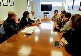 La consejera de Salud del PSOE, su viceconsejero de Política Sanitaria y el gerente del área sanitaria II, expone el plan de inversiones de esta legislatura para el suroccidente a sus cuatro alcaldes del PP.