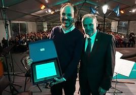 Marcos Alonso y Emilio García Longo, tras la lectura del pregón, en la plaza Venancio Pando de Arriondas.