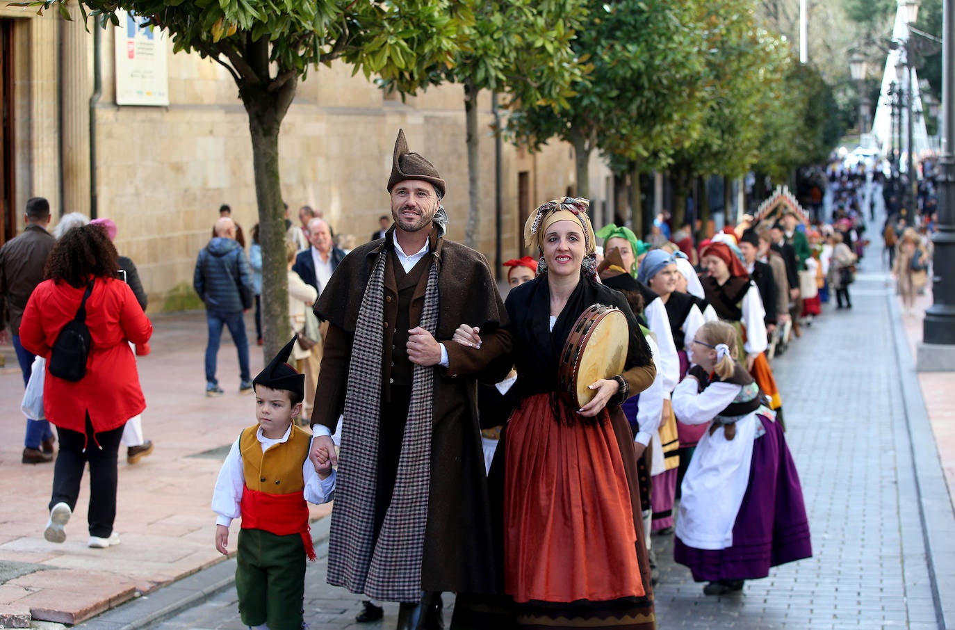 El folclore toma las calles de Oviedo