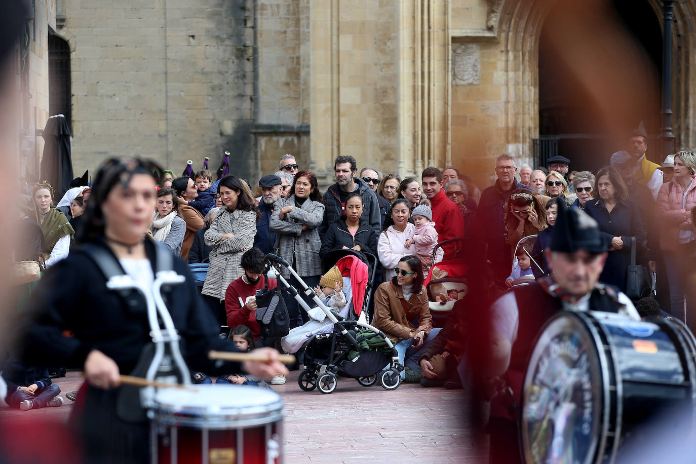 El folclore toma las calles de Oviedo