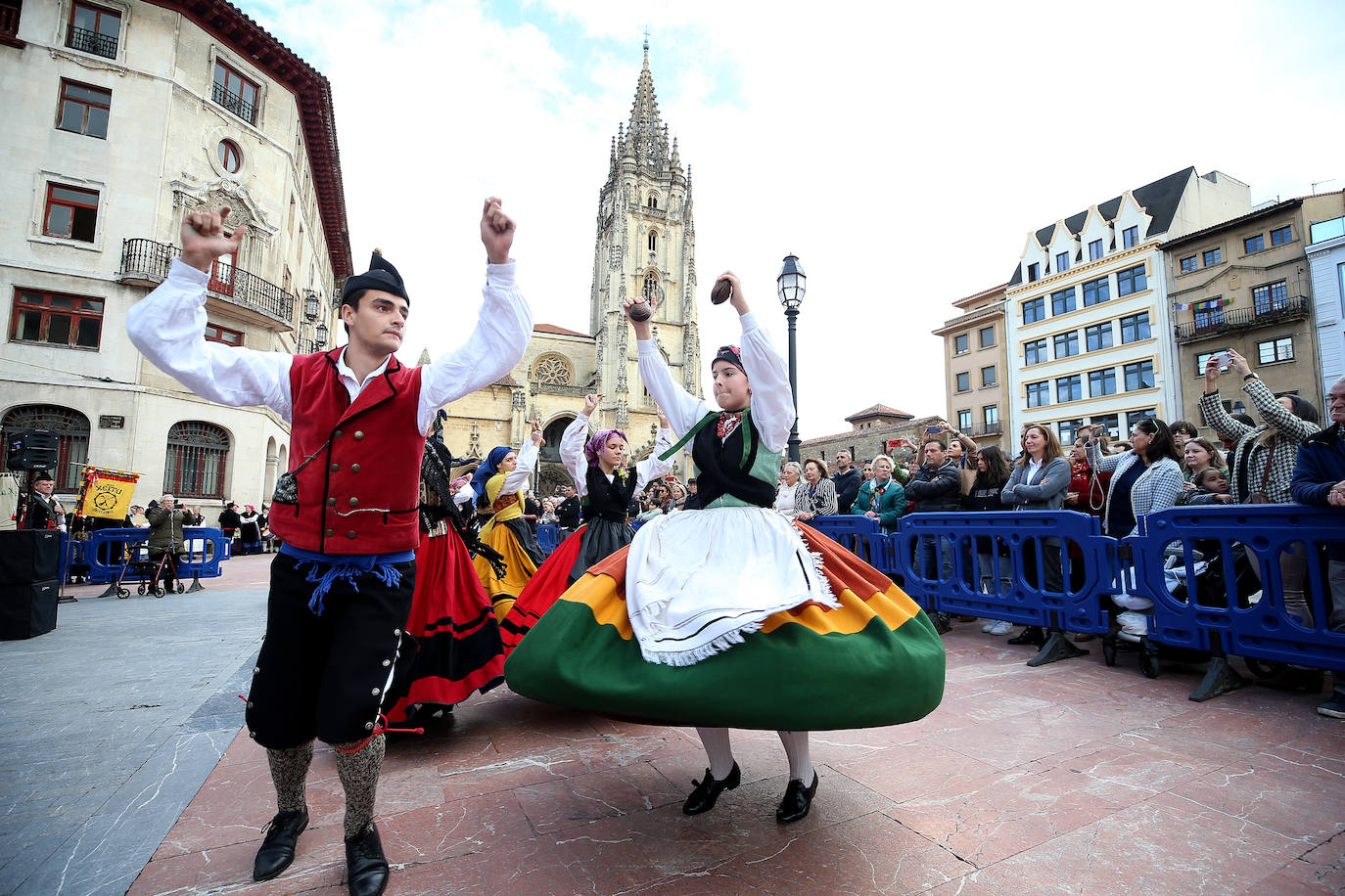 El folclore toma las calles de Oviedo