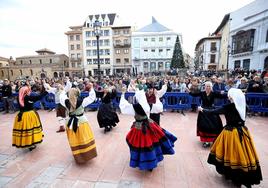 El folclore toma las calles de Oviedo