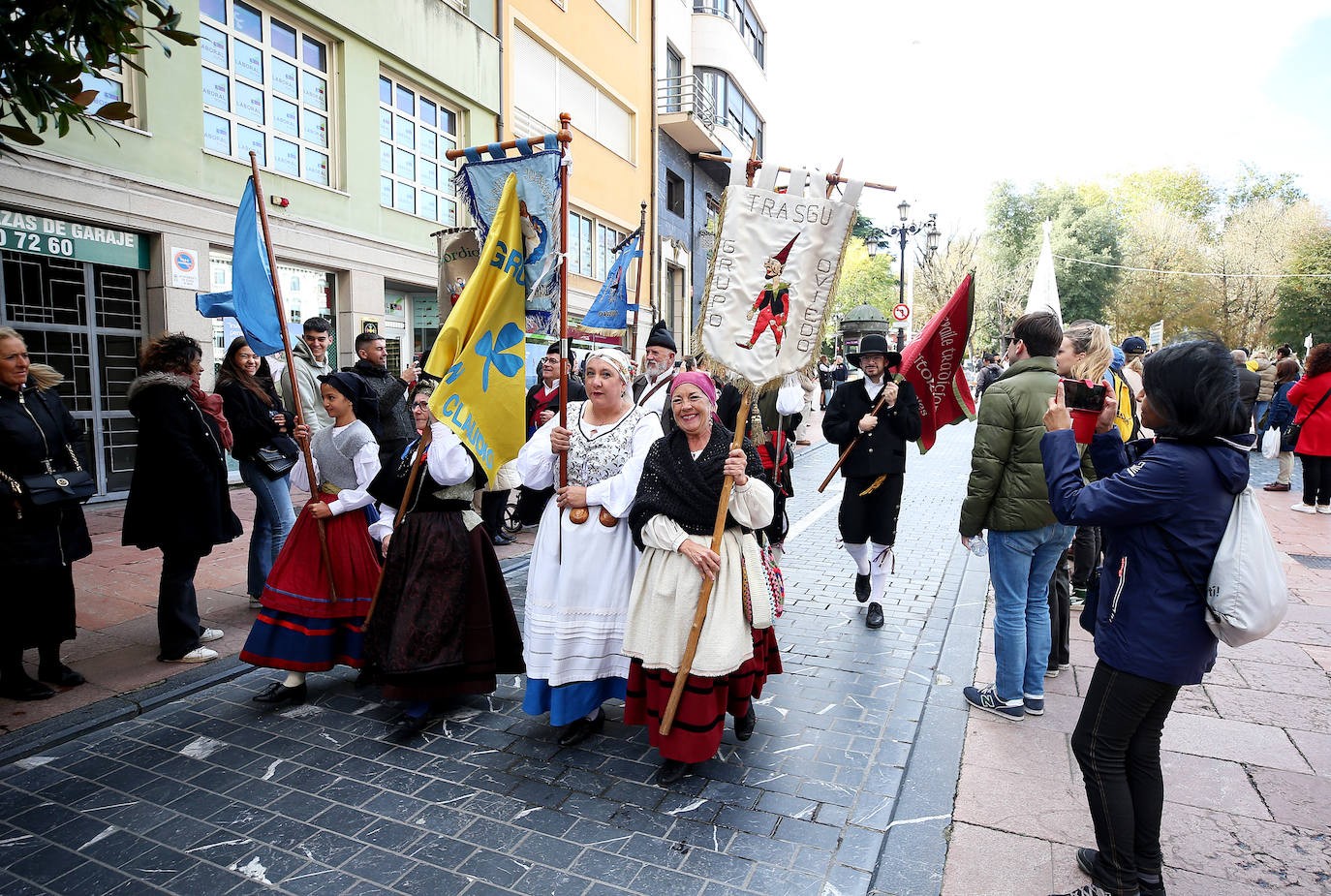 El folclore toma las calles de Oviedo