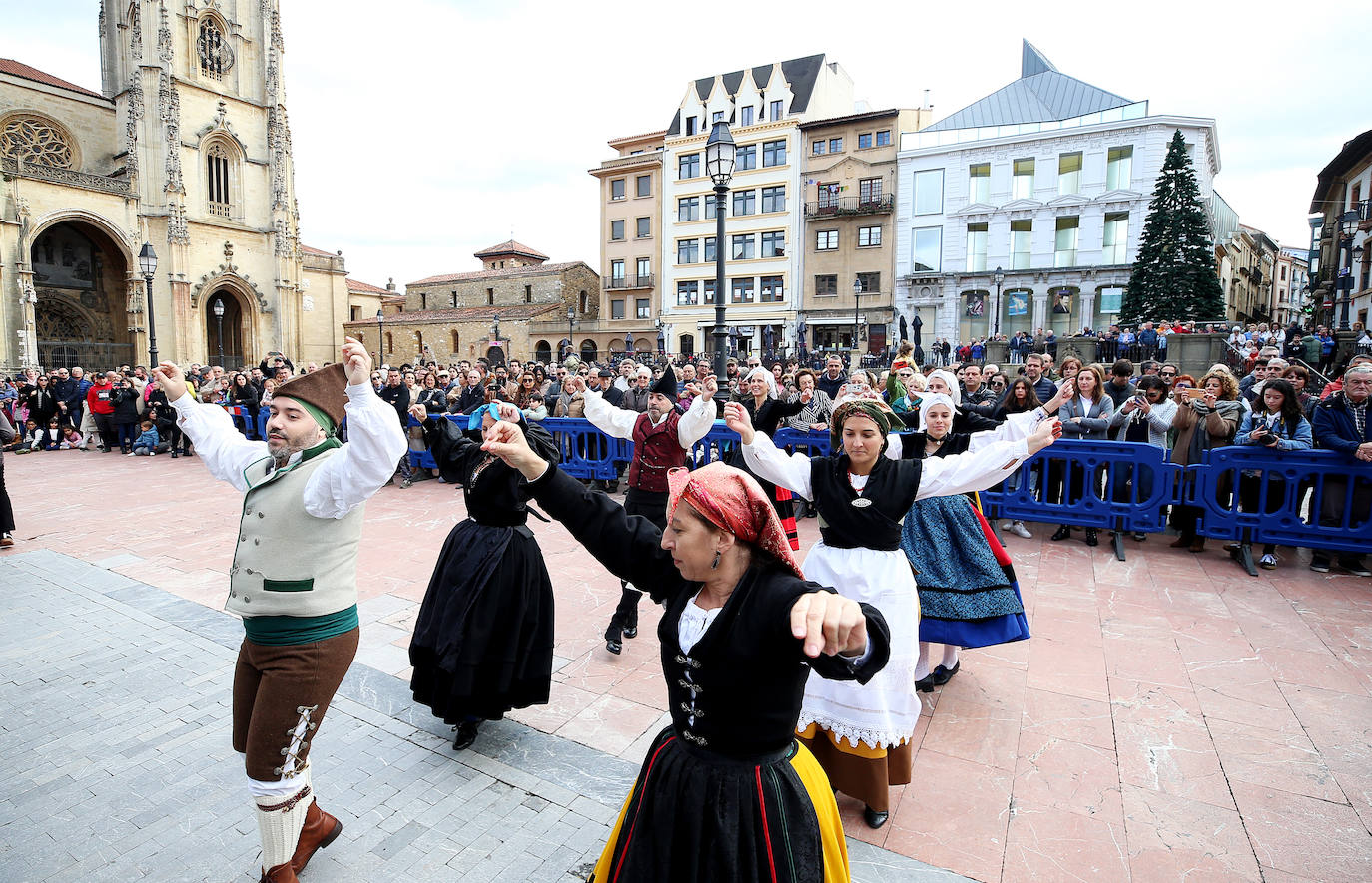 El folclore toma las calles de Oviedo