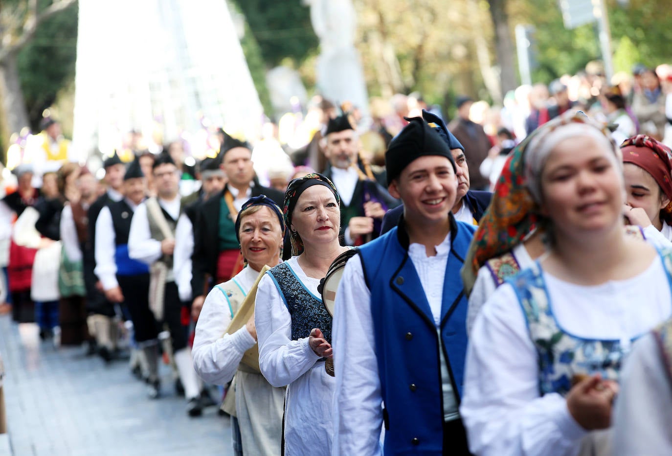 El folclore toma las calles de Oviedo