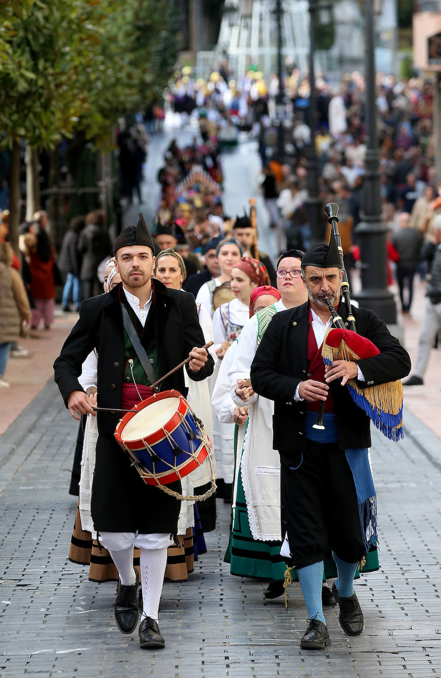 El folclore toma las calles de Oviedo