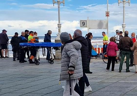 Los primeros en auxiliarle fueron un monitor de una escuela de surf y otros testigos que se encontraban en la playa.
