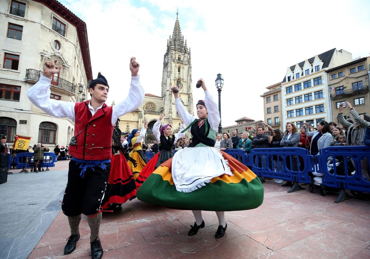 Una «fiesta de fin de curso» con la danza de Santa Ana | El Comercio:  Diario de Asturias